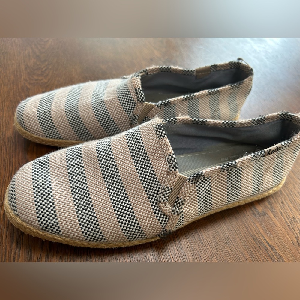 Keds Plaid/Striped Slip-On Shoes. Blue&Beige woven fabric. Sz 7. Stretch inserts